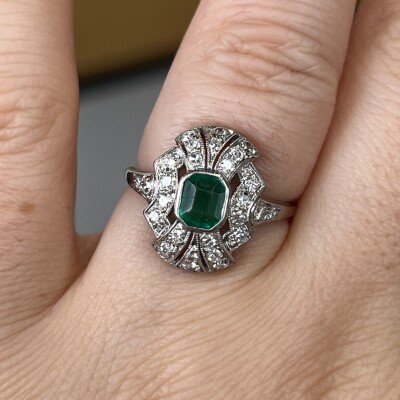 Bague Art Déco en platine, émeraude de 0,60 carat et diamants de taille ancienne pour 0,70 carat vers 1930