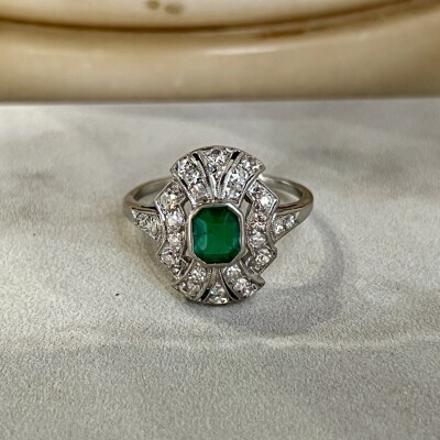 Bague Art Déco en platine, émeraude de 0,60 carat et diamants de taille ancienne pour 0,70 carat vers 1930