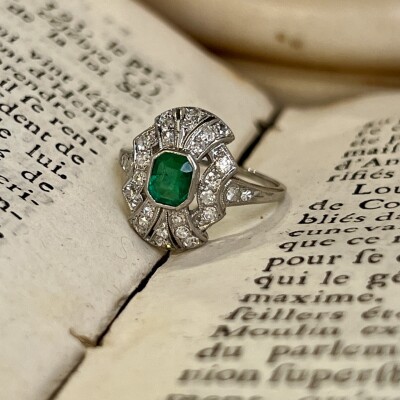 Bague Art Déco en platine, émeraude de 0,60 carat et diamants de taille ancienne pour 0,70 carat vers 1930