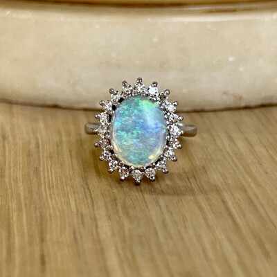 Bague Marguerite en or blanc, opale de 1,40 carat et diamants pour 0,50 carat