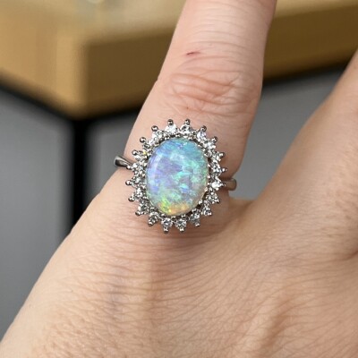 Bague Marguerite en or blanc, opale de 1,40 carat et diamants pour 0,50 carat