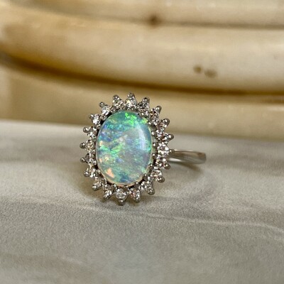 Bague Marguerite en or blanc, opale de 1,40 carat et diamants pour 0,50 carat