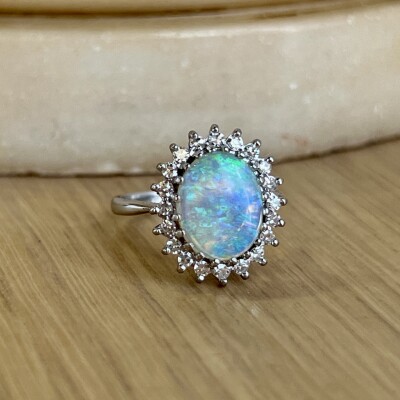 Bague Marguerite en or blanc, opale de 1,40 carat et diamants pour 0,50 carat