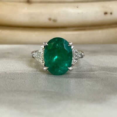 Bague en or blanc, émeraude du Brésil de taille ovale de 6,92 carats et diamants de taille troidia pour 1,20 carat