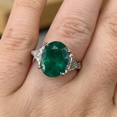 Bague en or blanc, émeraude du Brésil de taille ovale de 6,92 carats et diamants de taille troidia pour 1,20 carat