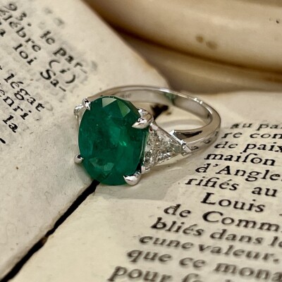 Bague en or blanc, émeraude du Brésil de taille ovale de 6,92 carats et diamants de taille troidia pour 1,20 carat