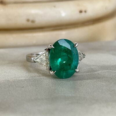 Bague en or blanc, émeraude du Brésil de taille ovale de 6,92 carats et diamants de taille troidia pour 1,20 carat
