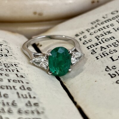 Bague en or blanc, émeraude de Zambie de taille ovale de 2,45 carats et diamants de taille poire pour 0,62 carat