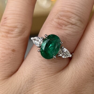 Bague en or blanc, émeraude de Zambie de taille ovale de 2,45 carats et diamants de taille poire pour 0,62 carat