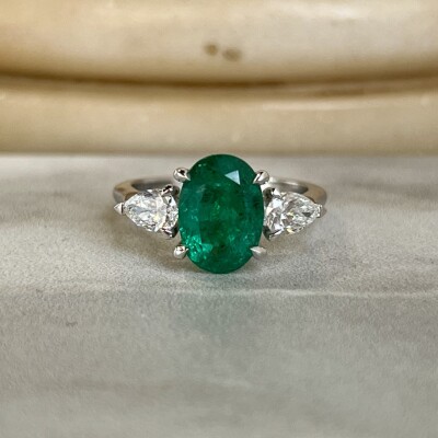 Bague en or blanc, émeraude de Zambie de taille ovale de 2,45 carats et diamants de taille poire pour 0,62 carat