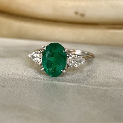 Bague en or blanc, émeraude de Zambie de taille ovale de 2,45 carats et diamants de taille poire pour 0,62 carat