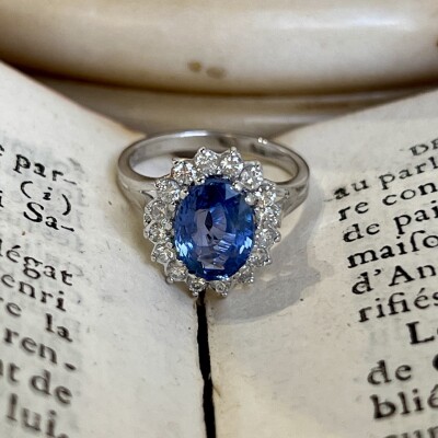 Bague Marguerite en or blanc, saphir ovale de 2,60 carats et diamants pour 0,70 carat