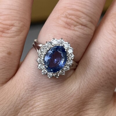 Bague Marguerite en or blanc, saphir ovale de 2,60 carats et diamants pour 0,70 carat