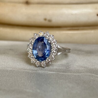 Bague Marguerite en or blanc, saphir ovale de 2,60 carats et diamants pour 0,70 carat
