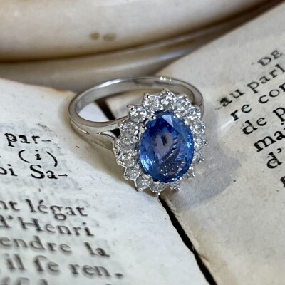 Bague Marguerite en or blanc, saphir ovale de 2,60 carats et diamants pour 0,70 carat