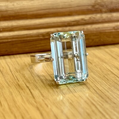 Bague en or blanc et aigue-marine de taille émeraude de 12,50 carats