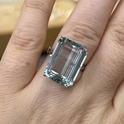 Bague en or blanc et aigue-marine de taille émeraude de 12,50 carats