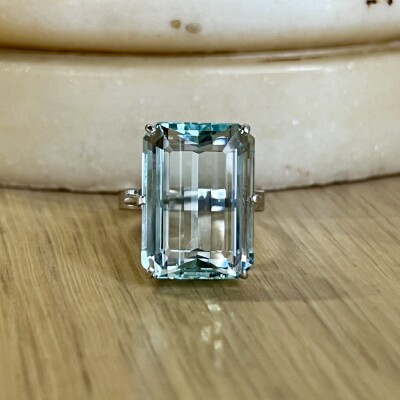 Bague en or blanc et aigue-marine de taille émeraude de 12,50 carats