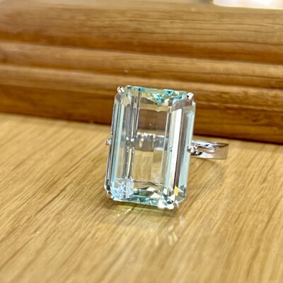 Bague en or blanc et aigue-marine de taille émeraude de 12,50 carats