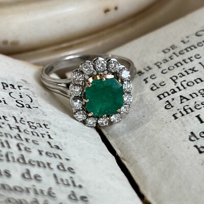 Bague Marguerite en or blanc, or jaune, émeraude de 2,60 carats et diamants pour 0,50 carat
