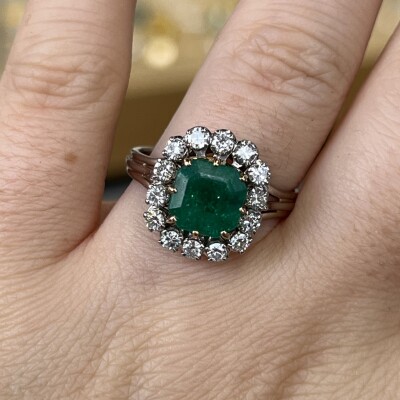 Bague Marguerite en or blanc, or jaune, émeraude de 2,60 carats et diamants pour 0,50 carat