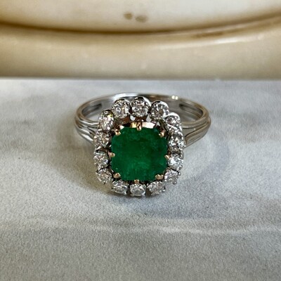 Bague Marguerite en or blanc, or jaune, émeraude de 2,60 carats et diamants pour 0,50 carat