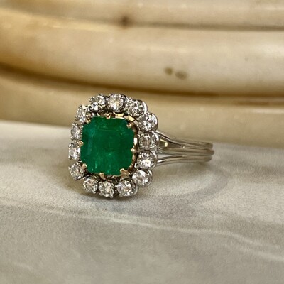 Bague Marguerite en or blanc, or jaune, émeraude de 2,60 carats et diamants pour 0,50 carat