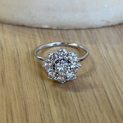 Bague Marguerite en or blanc, diamant de 0,40 carat et diamants pour 0,80 carat