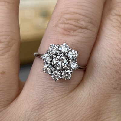 Bague Marguerite en or blanc, diamant de 0,40 carat et diamants pour 0,80 carat