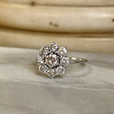 Bague Marguerite en or blanc, diamant de 0,40 carat et diamants pour 0,80 carat