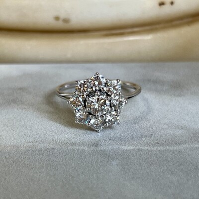 Bague Marguerite en or blanc, diamant de 0,40 carat et diamants pour 0,80 carat