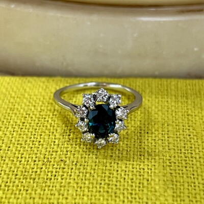 Bague Marguerite en or blanc, saphir de taille ovale de 1,10 carat et diamants pour 0,30 carat