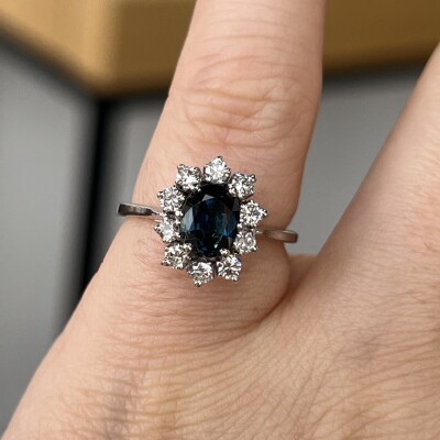 Bague Marguerite en or blanc, saphir de taille ovale de 1,10 carat et diamants pour 0,30 carat