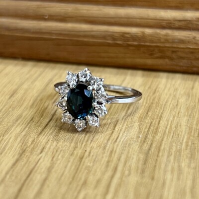 Bague Marguerite en or blanc, saphir de taille ovale de 1,10 carat et diamants pour 0,30 carat