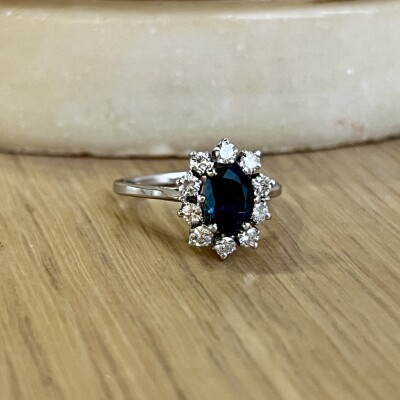 Bague Marguerite en or blanc, saphir de taille ovale de 1,10 carat et diamants pour 0,30 carat