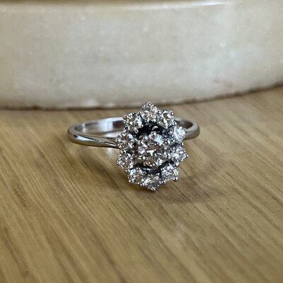 Bague Marguerite en or blanc, diamant de 0,30 carat et diamants pour 0,50 carat
