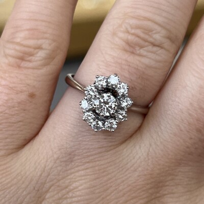 Bague Marguerite en or blanc, diamant de 0,30 carat et diamants pour 0,50 carat