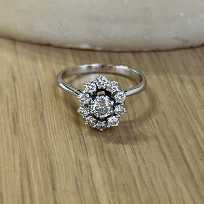 Bague Marguerite en or blanc, diamant de 0,30 carat et diamants pour 0,50 carat