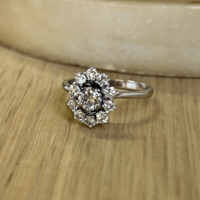 Bague Marguerite en or blanc, diamant de 0,30 carat et diamants pour 0,50 carat