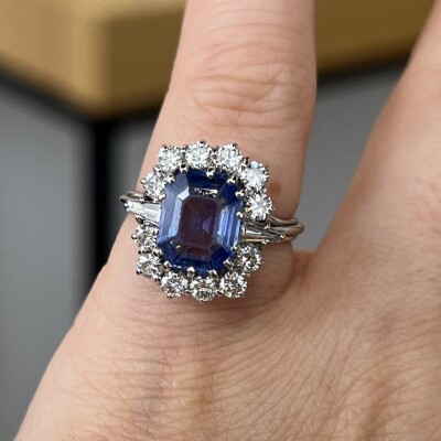 Bague Marguerite en or blanc, saphir de taille émeraude de 2,80 carats, diamants troidia pour 0,20 carat et diamants pour 0,60 carat