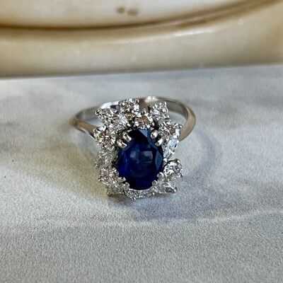 Bague en or blanc, saphir de taille ovale de 2 carats, diamants de taille marquise pour 0,60 carat et diamants pour 1 carat