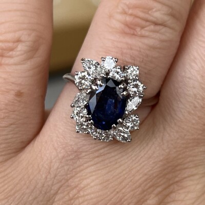 Bague en or blanc, saphir de taille ovale de 2 carats, diamants de taille marquise pour 0,60 carat et diamants pour 1 carat