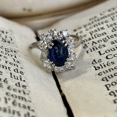 Bague en or blanc, saphir de taille ovale de 2 carats, diamants de taille marquise pour 0,60 carat et diamants pour 1 carat