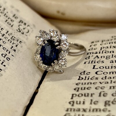 Bague en or blanc, saphir de taille ovale de 2 carats, diamants de taille marquise pour 0,60 carat et diamants pour 1 carat