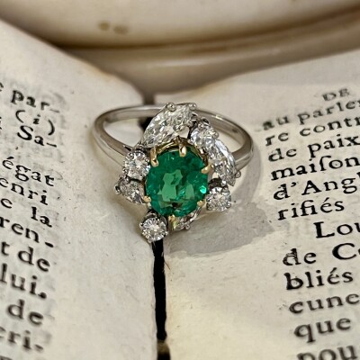 Bague en or blanc, or jaune, émeraude de taille ovale de 1,20 carat, diamants de taille marquise pour 0,80 carat et diamants pour 0,40 carat