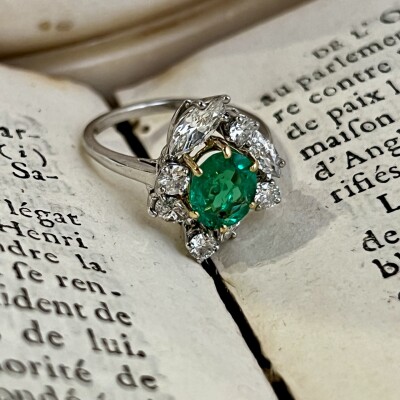 Bague en or blanc, or jaune, émeraude de taille ovale de 1,20 carat, diamants de taille marquise pour 0,80 carat et diamants pour 0,40 carat