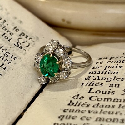 Bague en or blanc, or jaune, émeraude de taille ovale de 1,20 carat, diamants de taille marquise pour 0,80 carat et diamants pour 0,40 carat
