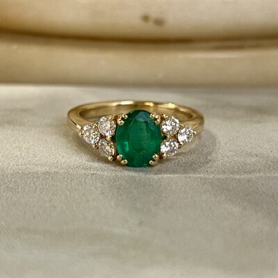 Bague en or jaune, émeraude de taille ovale de 1 carat et diamants