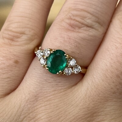 Bague en or jaune, émeraude de taille ovale de 1 carat et diamants