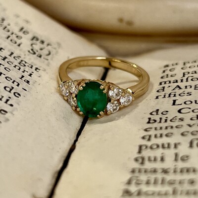 Bague en or jaune, émeraude de taille ovale de 1 carat et diamants